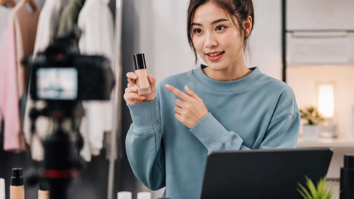 ภาพประกอบเรื่อง จากบทความเป็นฝ่าย: กรณีศึกษาการเปลี่ยนแปลงบทบาท Influencer ในยุคสื่อใหม่